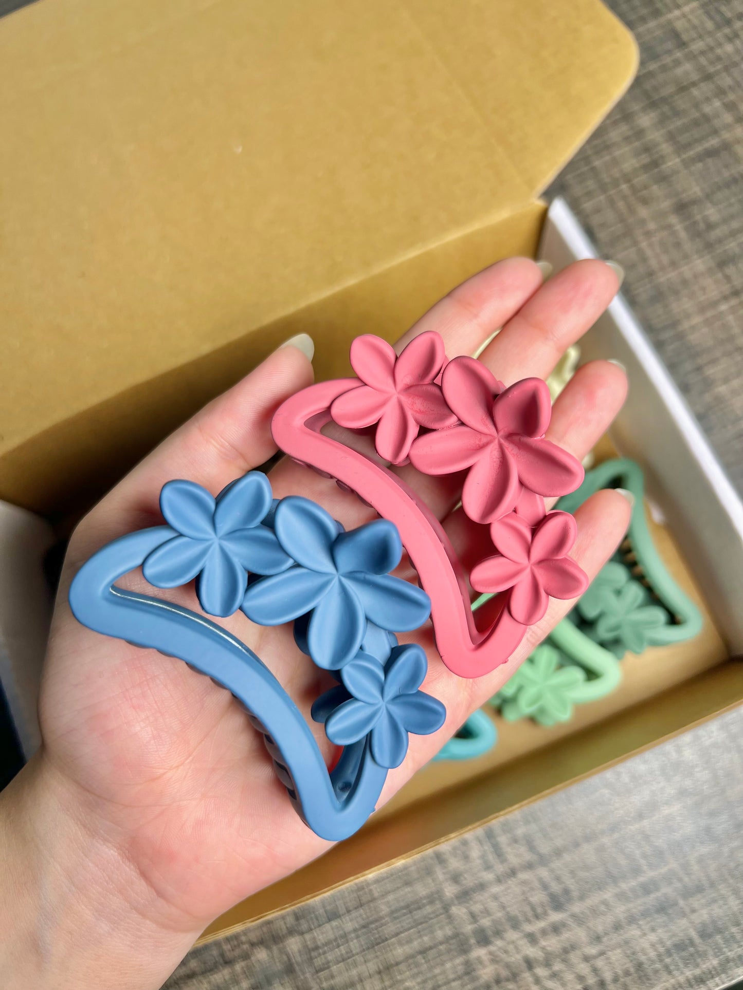 Matte flowers claw clip