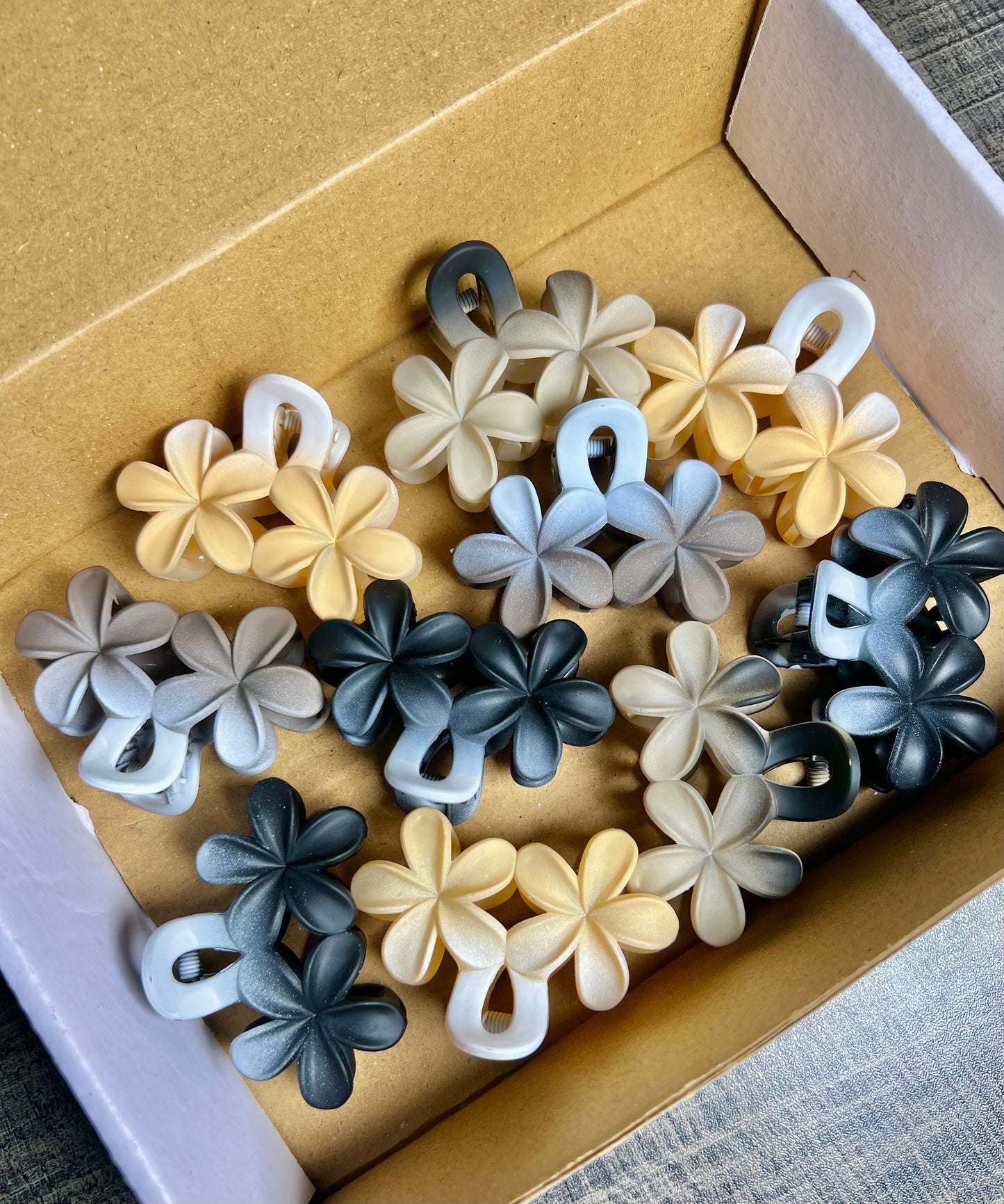 Matte claw clip