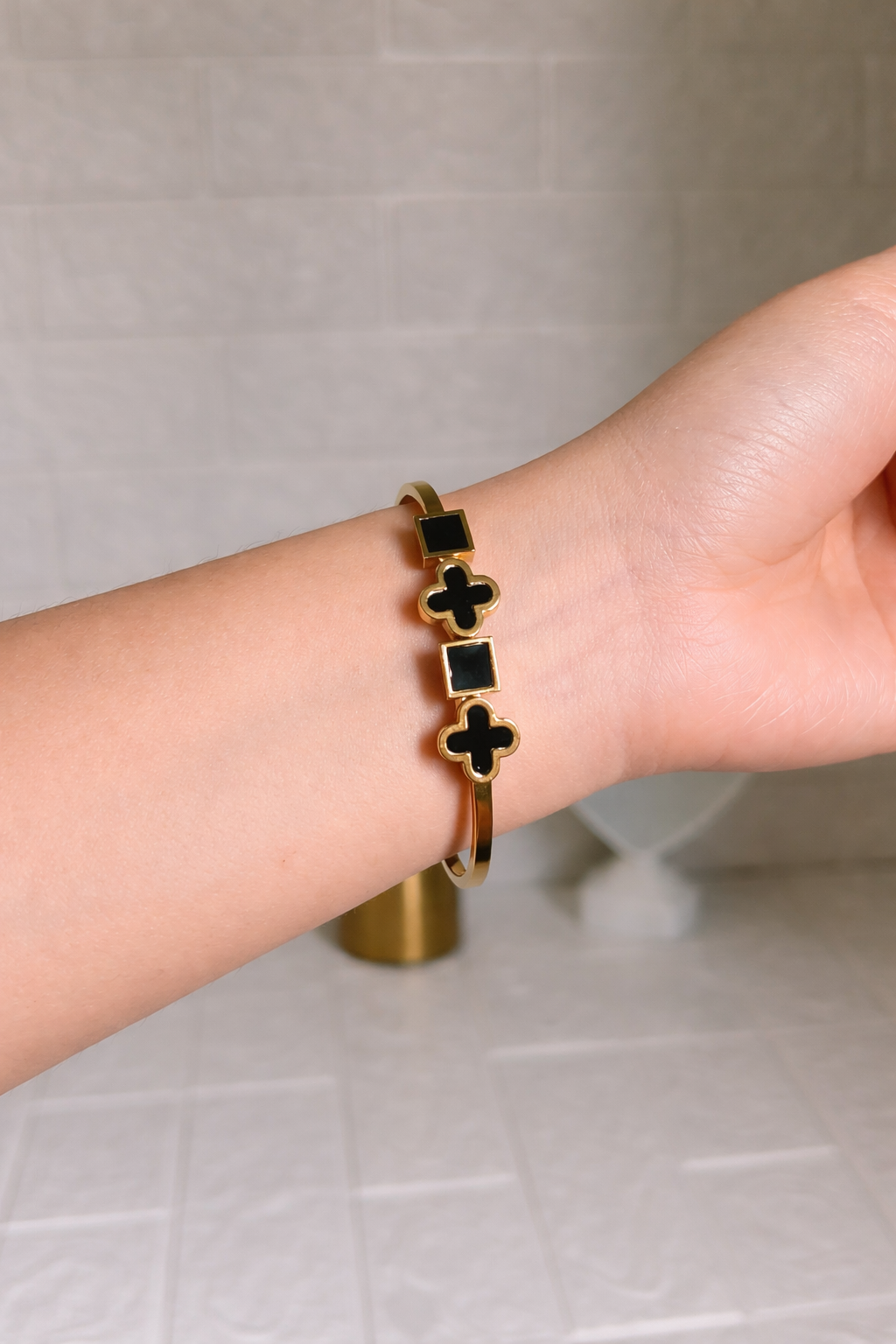 Stainless steel openable Cuff bracelet black clover