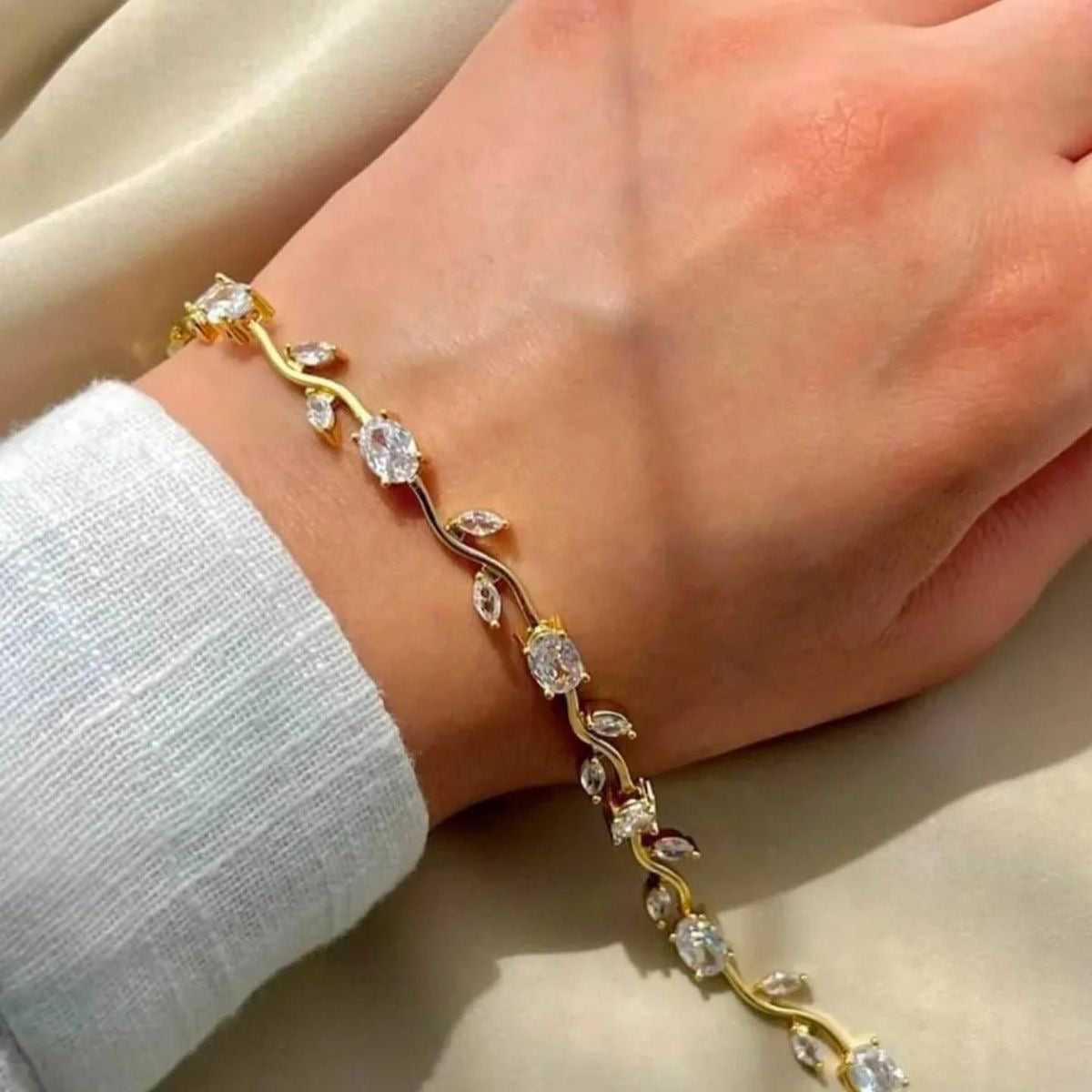 White tulip bracelet