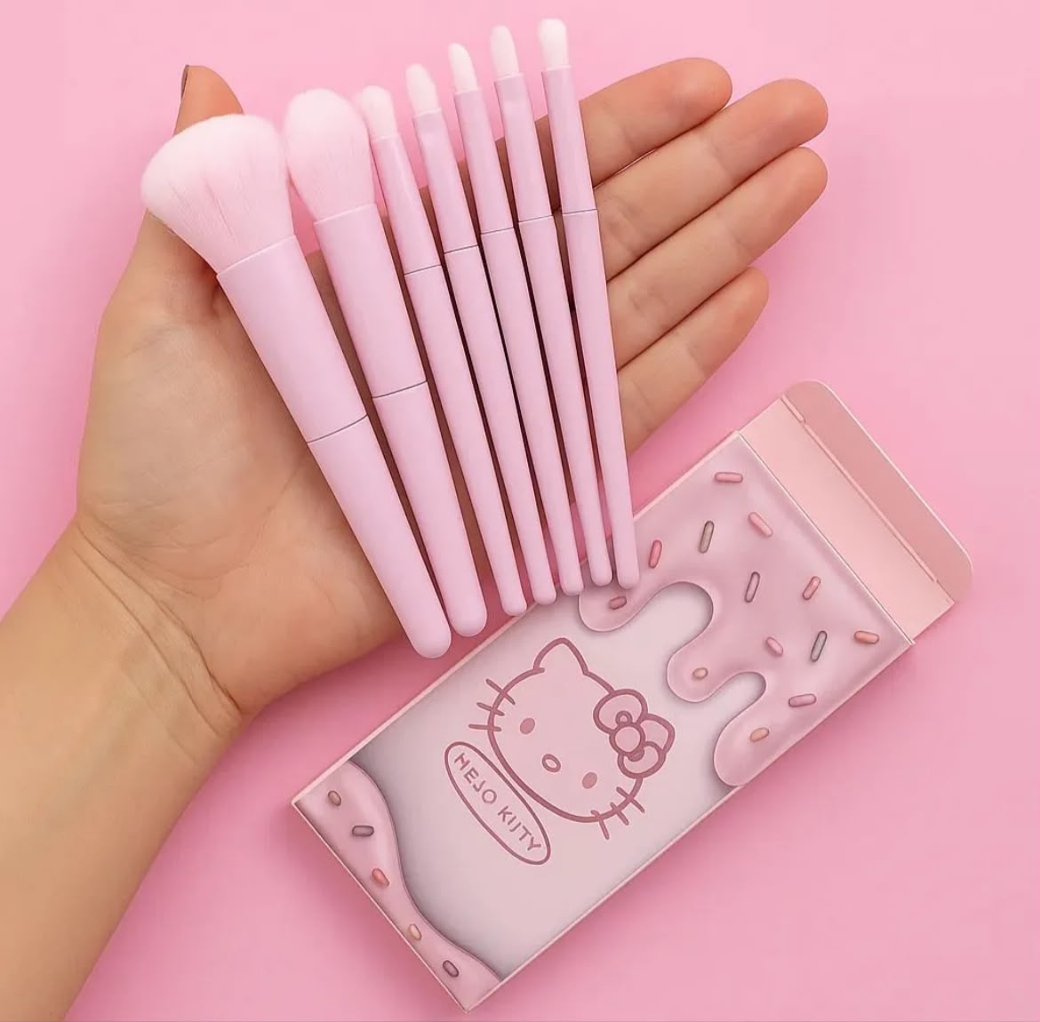 Cute makeup brushes set random color